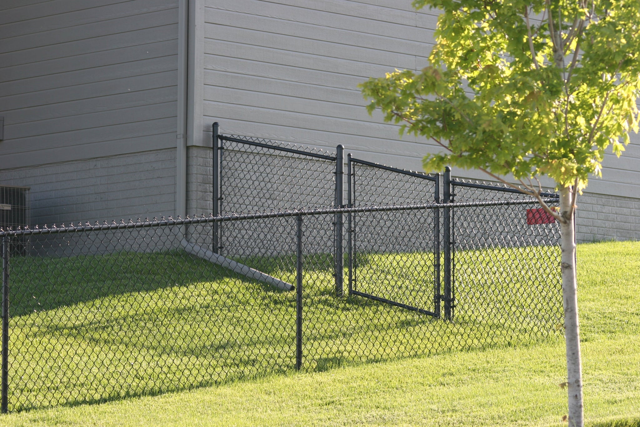 N Scale Chain Link Fence – 5 Pieces (Over 25 Total Inches) – Pre-built, Gray Plastic For Model Layouts N2008